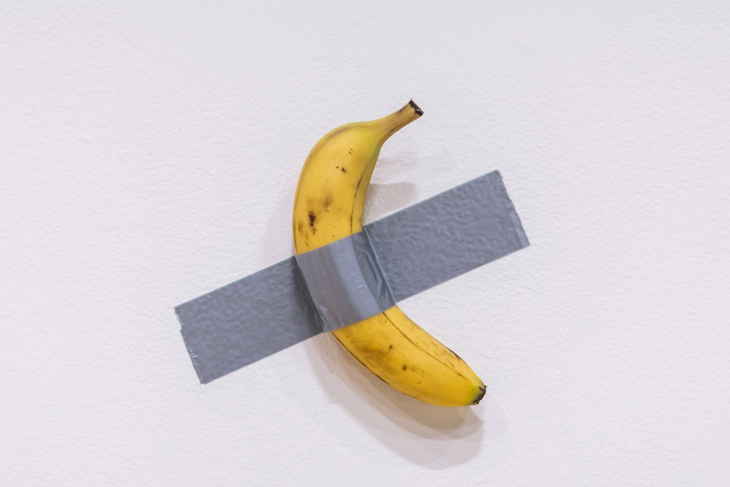 Plátano pegado con cinta adhesiva a la pared, de Maurizio Cattelan